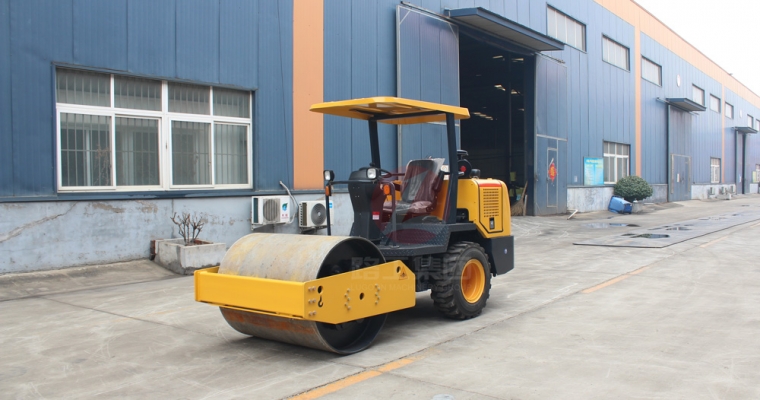 怎样操作座驾式压路机才准确？